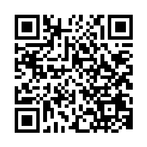 一名年轻的女性牧师脸上有着气愤的红晕二维码生成