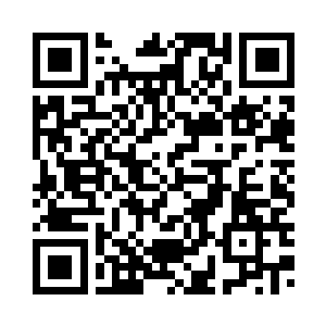 一名年轻的男子缓缓的从远处走來二维码生成