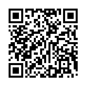 一名戴着头巾挽着篮子的妇人猛然一扬手二维码生成