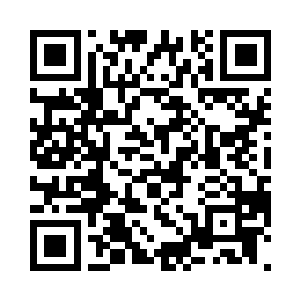一名护士的眼神余光瞥向了一旁的仪器二维码生成
