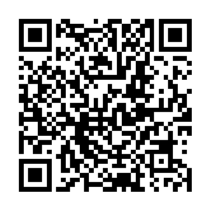 一名披头散发的二十来岁青年正在向着自己的身前缓步走来二维码生成