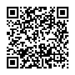 一名探头从街道口去张望的女兵还没来得及说什么二维码生成