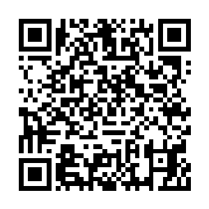 一名浑身都包裹在黑色长袍内的人正坐在宝座上二维码生成
