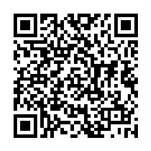 一名满脸苍白的英俊男子正坐在一把奢华宽敞的座椅上二维码生成