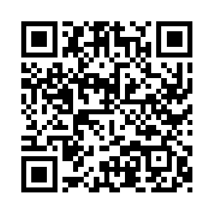 一名狼人伯爵与身旁的家人一一拥抱二维码生成