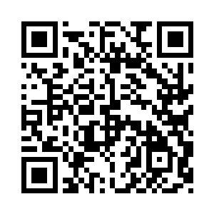 一名男子手中搂着两个年轻漂亮的姑娘二维码生成