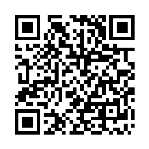 一名神术师毫不畏惧地看着远方空洞的天空二维码生成