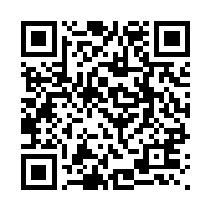 一名警察坐在桌子后面一脸的无奈二维码生成