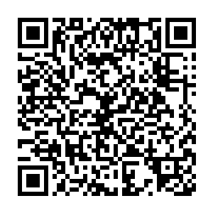 一名跳下摩托车后座的暴徒手中挥舞砍刀正对着巨大的油罐嘡的一声二维码生成