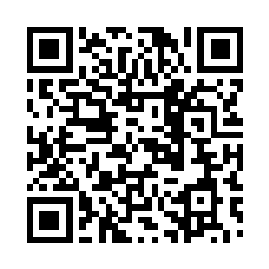 一名身穿军装的年轻男子正弯腰抚摸他的脸庞二维码生成