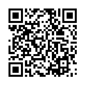 一名身穿制服的警察走进了办公室内二维码生成