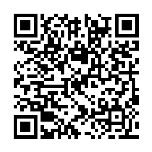 一名身穿黑色长袍的中年男子早已经在那里等候了二维码生成