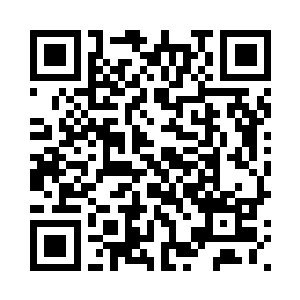 一名身穿黑色长袍的妇人手握宝剑二维码生成