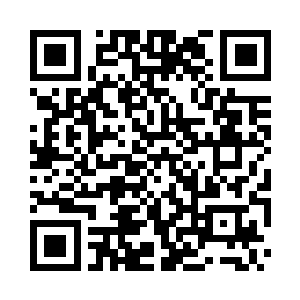 一名身高体壮的战士把骨头扔到一边二维码生成