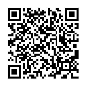 一向傲气十足的她现在只穿一双简单的白色人字拖二维码生成