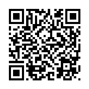 一块块骨头和肉放到翻滚的陶锅里二维码生成