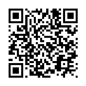 一声不吭地坐在了两人中间的位置二维码生成