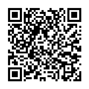 一处壁立千仞的巨大陡峭断崖面朝黝黑起伏的大海二维码生成