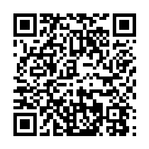 一大群的士兵用绳索拉扯着将庞大的宫门重新竖了起来二维码生成