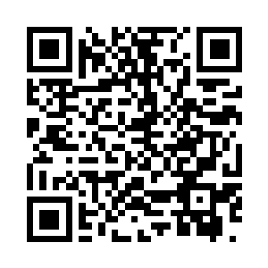 一宿都缩在温暖袍子里的小姑娘打着哈欠醒来二维码生成