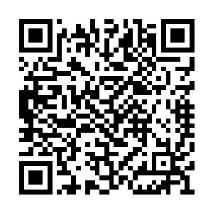 一对中年夫妻一对年青夫妻加上一个年轻的男子二维码生成