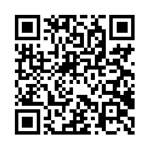 一对四旬上下的夫妻正对着少女轮番轰炸二维码生成