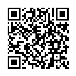 一对带有金色咒语的蝙蝠羽翼在我的背后展开二维码生成