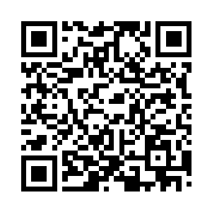 一对年轻男女走在花城的十九步街上面二维码生成