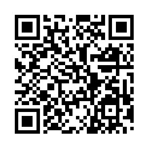 一层细小的白色毛屑在玻璃杯里飘荡起伏二维码生成