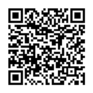 一左一右地帮着将凯瑟琳上身的衣服脱了下来……二维码生成