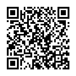 一巴掌把一个看起来很强壮的男人光头打得两臂骨折二维码生成