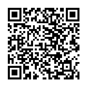 一幢幢摩天楼的玻璃幕墙都绽放着五彩缤纷的光芒二维码生成