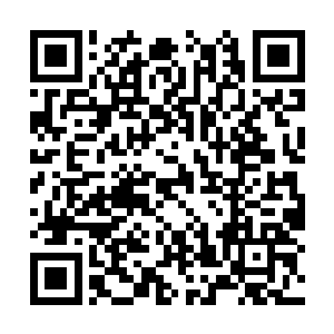 一座小巧玲珑的七层琉璃塔在氤氲雾气里载沉载浮二维码生成