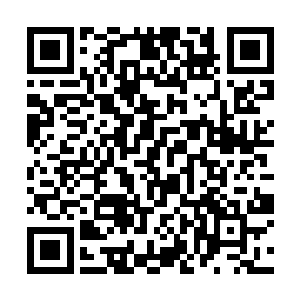 一座绵延千里之广的巨大山脉棱角从云层中挤压出来二维码生成