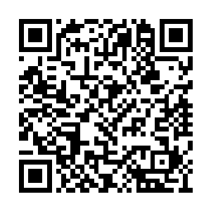 一张戴着点馨香味的方巾折叠成三角形蒙在脸上二维码生成