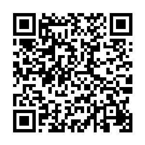 一张摆放在旁边的桌子在随后的呼啸中也被直接砸成破烂二维码生成