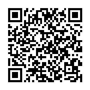 一张被黄纸遮去五官的面孔从下方缓缓升起贴上玻璃二维码生成