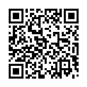 一手拿枪的崔勃把手放在了高扬的肩膀上二维码生成