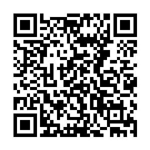 一手拿着武器一手拎着一个同样是装的慢慢的竹篮子二维码生成