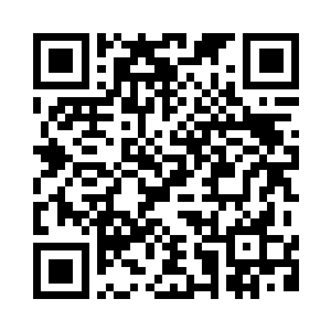一手握着刻满神圣符号的玻璃小瓶二维码生成