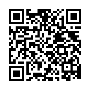一手揽着她另一只手拂在她的背上替她顺气二维码生成