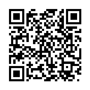 一手靠着扶手不紧不慢的轻叩着红木的扶手二维码生成
