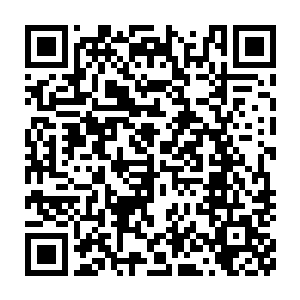 一把可怕的铁钩勾住这些女子的脖颈将她们悬挂在柜子里双脚悬空二维码生成