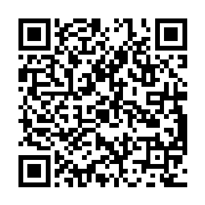 一把拉开那个正在对着神色慌张的男子拳打脚踢的女子二维码生成