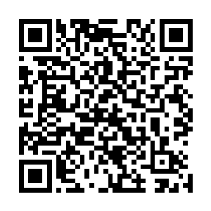 一挥手将锋利的匕首扎进了距离自己近的这个家伙的软肋里二维码生成