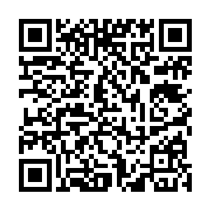 一条冰蓝色闪烁着梦幻光芒的丝带缠绕在魔始天尊的手上二维码生成