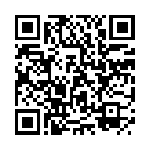 一条常常的舌头如蛇一般在嘴唇边舔动着二维码生成