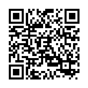 一条隐藏在山壁上的正要发起攻击的毒蛇二维码生成