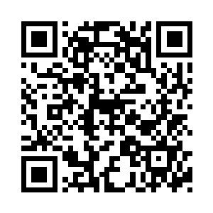 一枚枚金属弹丸从手臂上的枪管当中喷射而出二维码生成