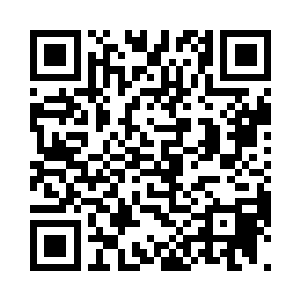 一架浑身是伤的黄金机关武甲跳出壕沟二维码生成